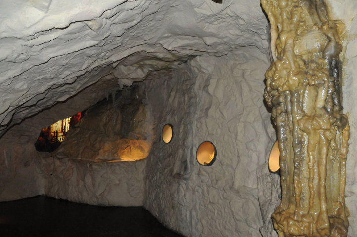 Grotta carsica - fondo con vasche di concrezione